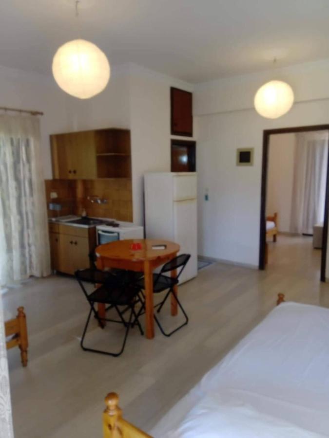 Rousetis Apartments Aigio Eksteriør billede